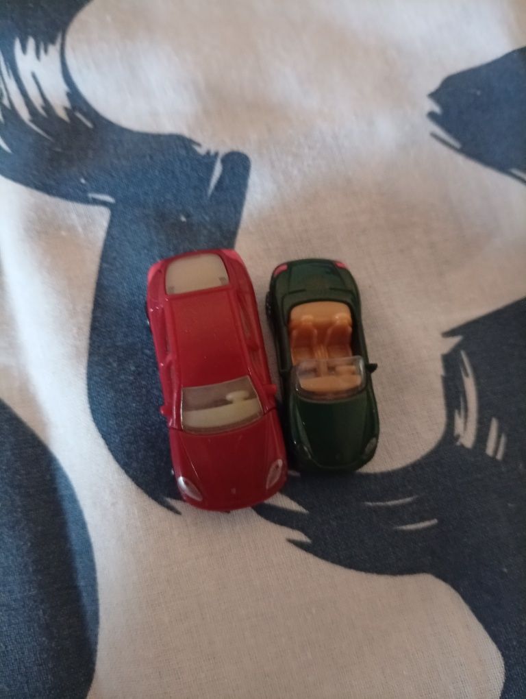 Dois Minis carros de brinquedo
