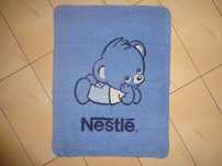 NESTLE niebieski kocyk miś