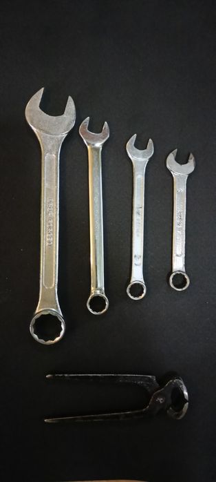 Zestaw narzędzi po ojcu, klucze (płaskie, oczkowe) obcęgi, młot, lewar