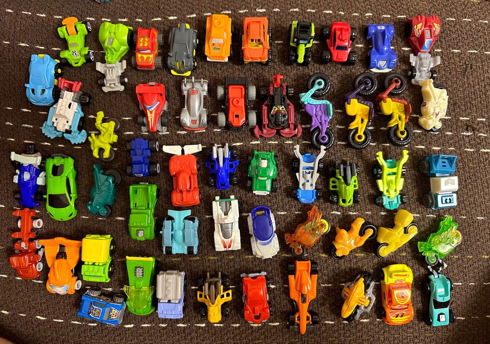 Продам кіндер машинки по 10грн