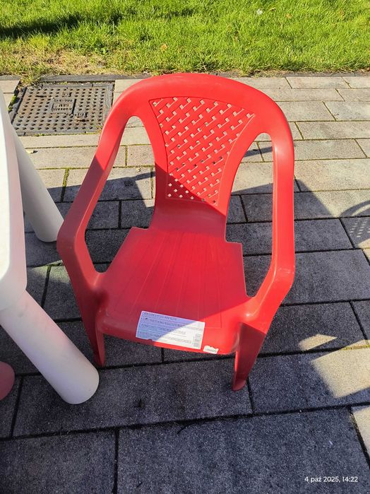 stolik ikea dla dzieci dwa różowe krzesełka