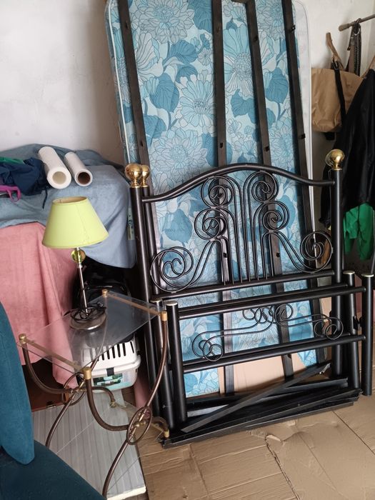 Duas camas novasde corpo e meio em ferro +mesade cabeceira e candeeiro