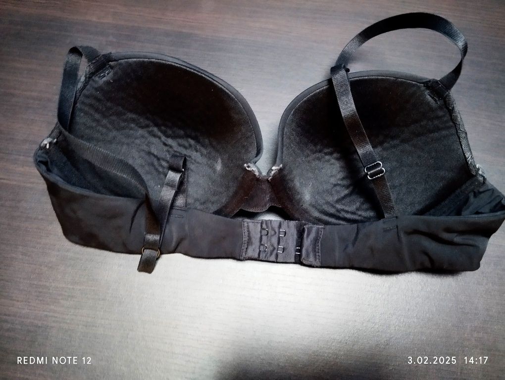 Czarny biustonosz w dobrym stanie. Push up 65B