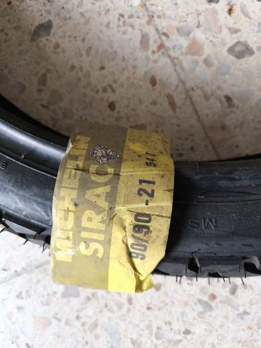 Vários pneus motorizadas triciclos e motociclos