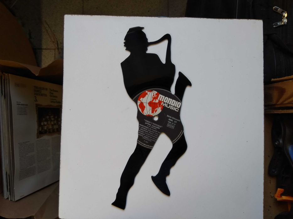 Silhueta decorativa Saxofonista feita de um disco de vinil LP