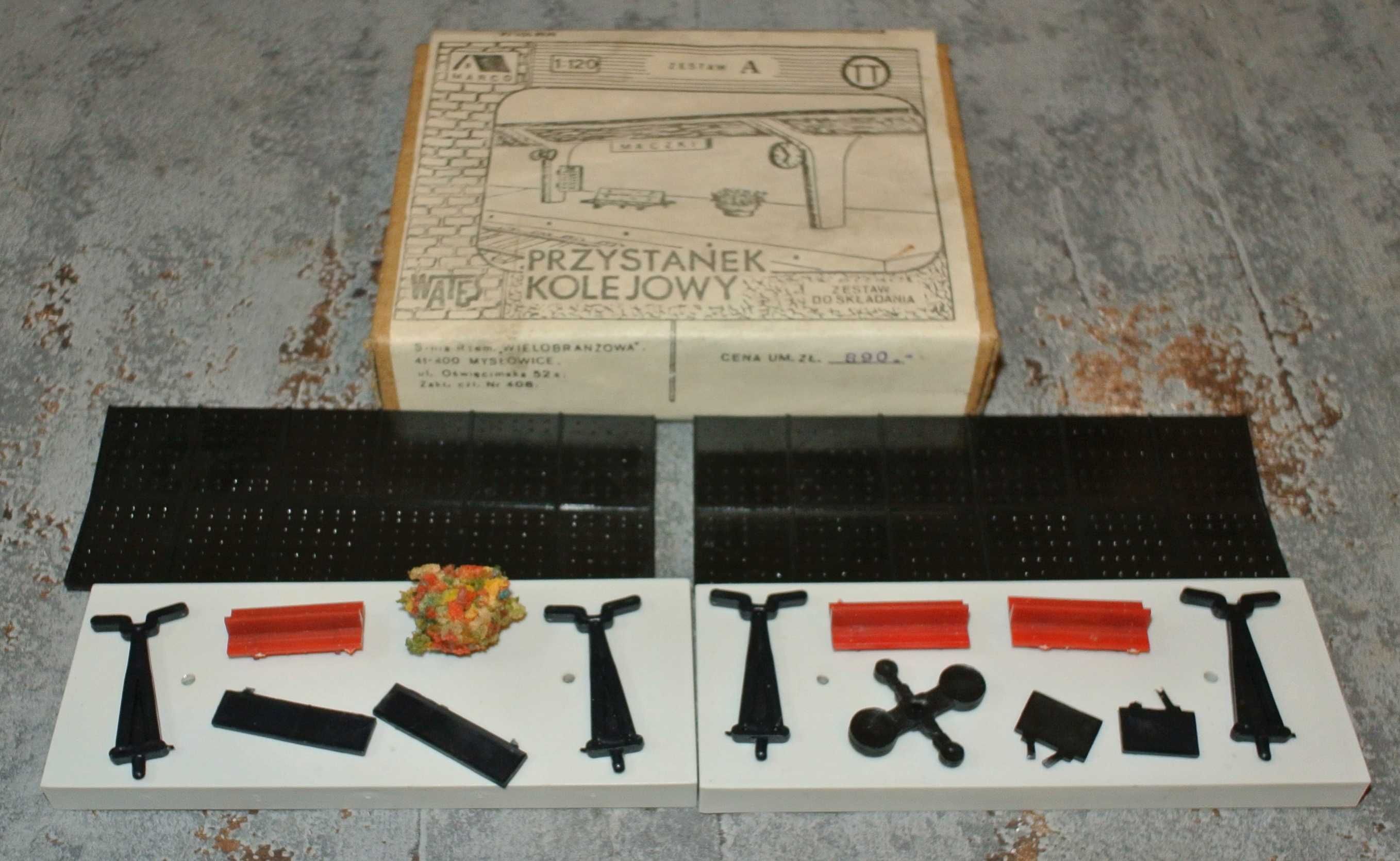 Przystanek kolejowy - model z czasów PRL - w pudełku