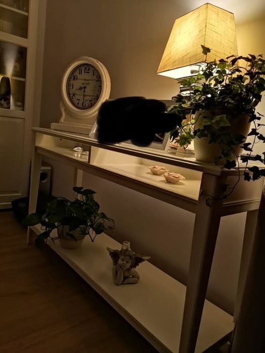 Biała konsola Ikea