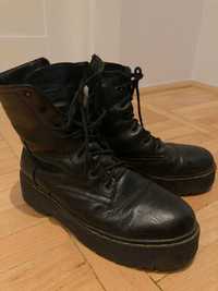 Czarne buty

Dobre, czarne, skórzane buty męskie na każdą porę roku