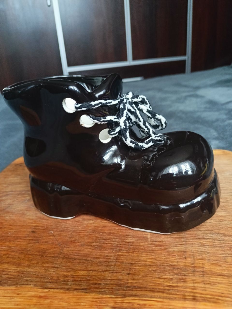 Ozdoba figurka doniczka bucik czarny ceramika