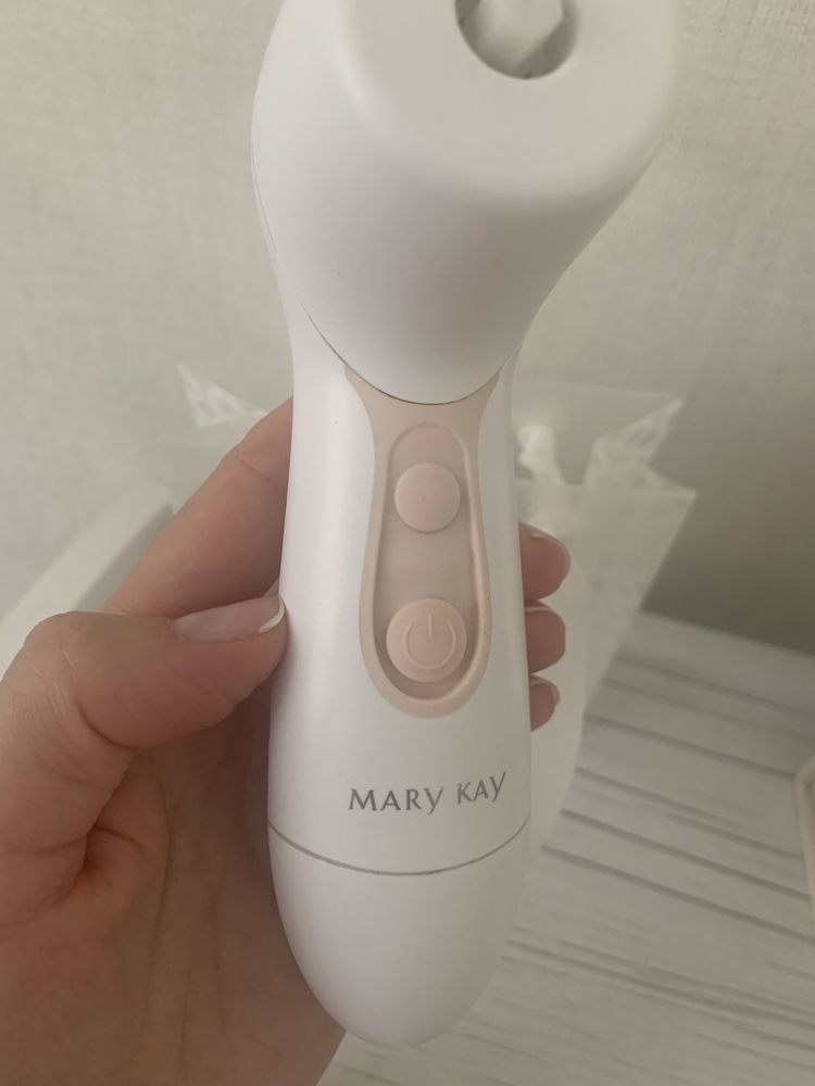 Щітка для глибокого очищення обличчя Mary Kay