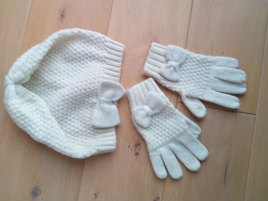 Kremowa czapka srebrna nitka 6-9 lat