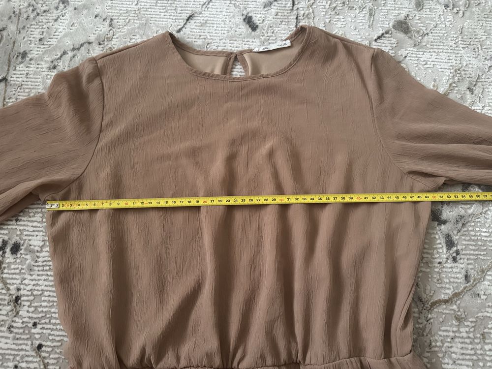 Sukienka z falbankami brąz camel nude Sinsay