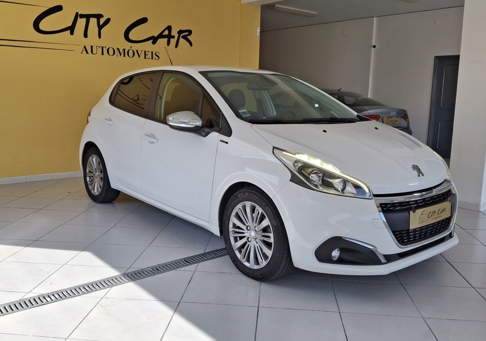 Peugeot 208 allure 1.5 Blue hdi Signature