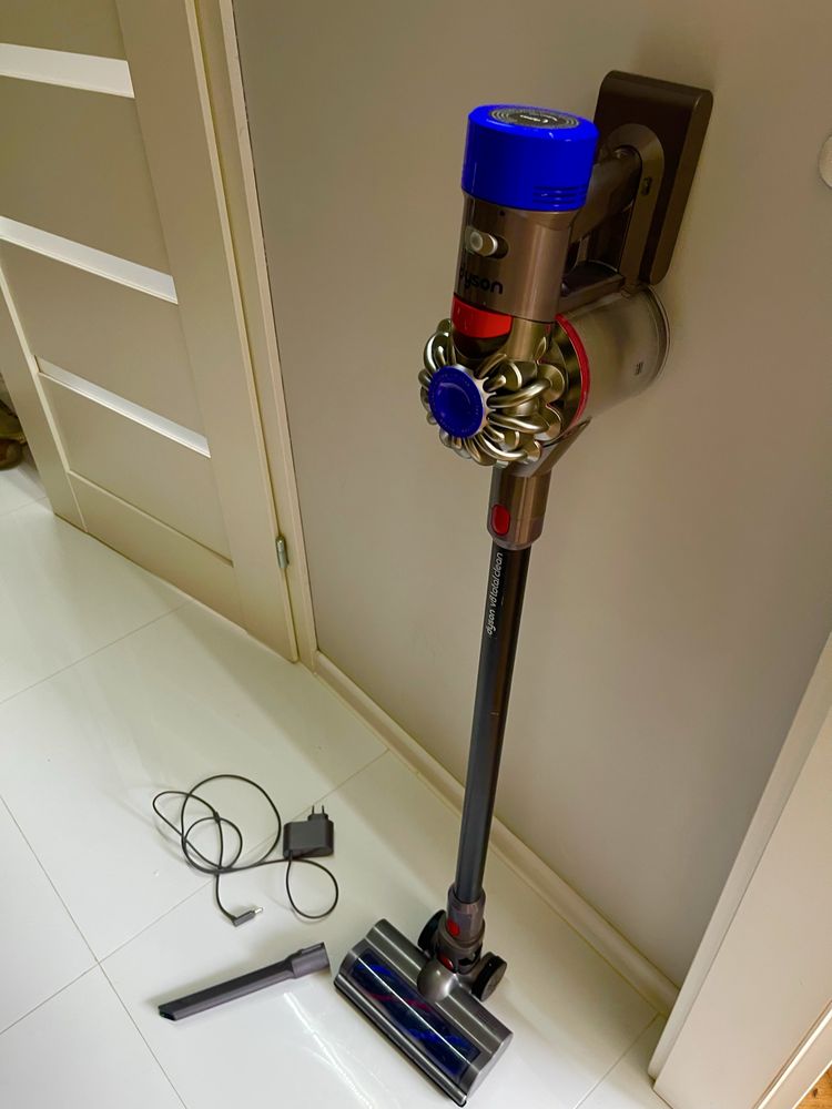 Odkurzacz Dyson V 8 Total clean , oryginalna ładowarka , bateria