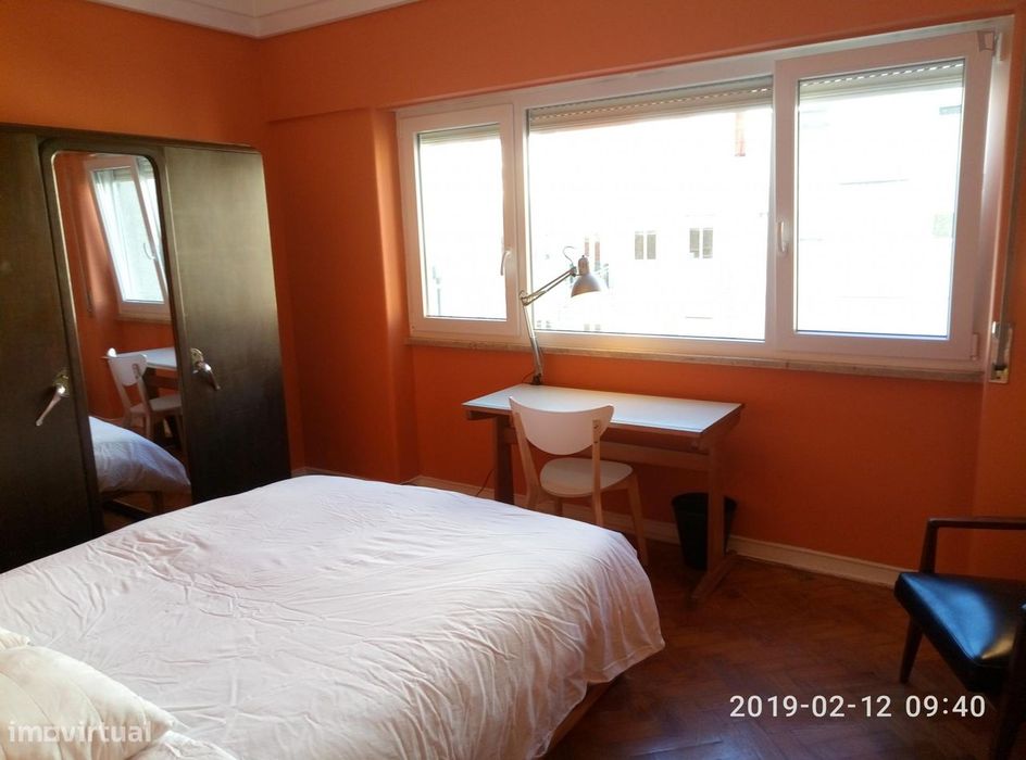 164 - Quarto com cama de casal em apartamento...