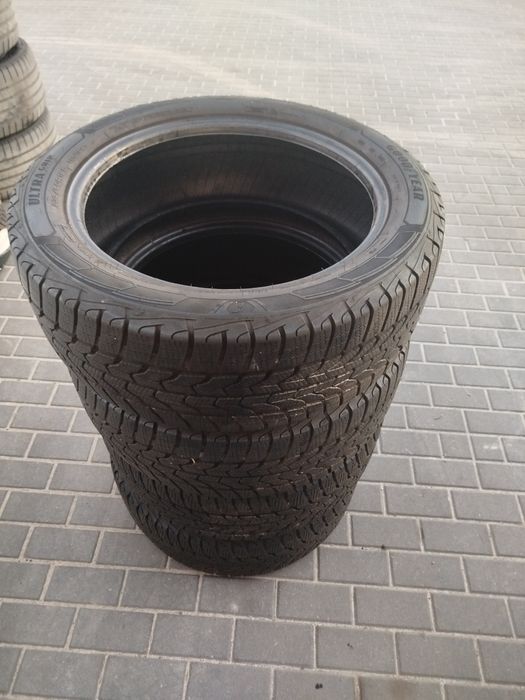 Komplet opon zimowych dostawcze ciężarowe Goodyear 235/50/19C