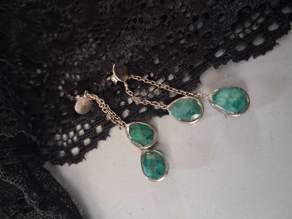Eleganckie kolczyki z zawieszkami w szmaragdowym kolorze