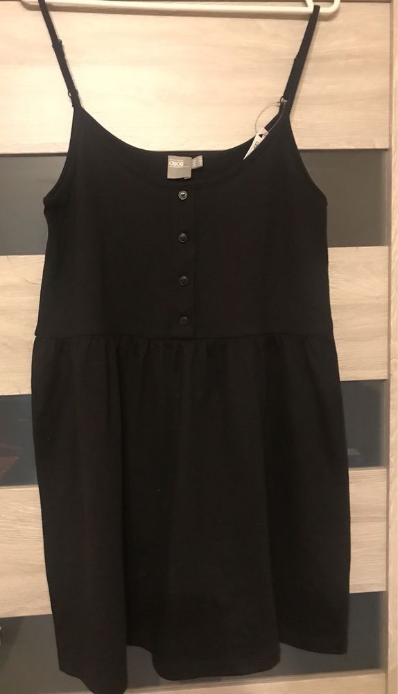 Czarna sukienka Asos z guziczkami przy dekolcie