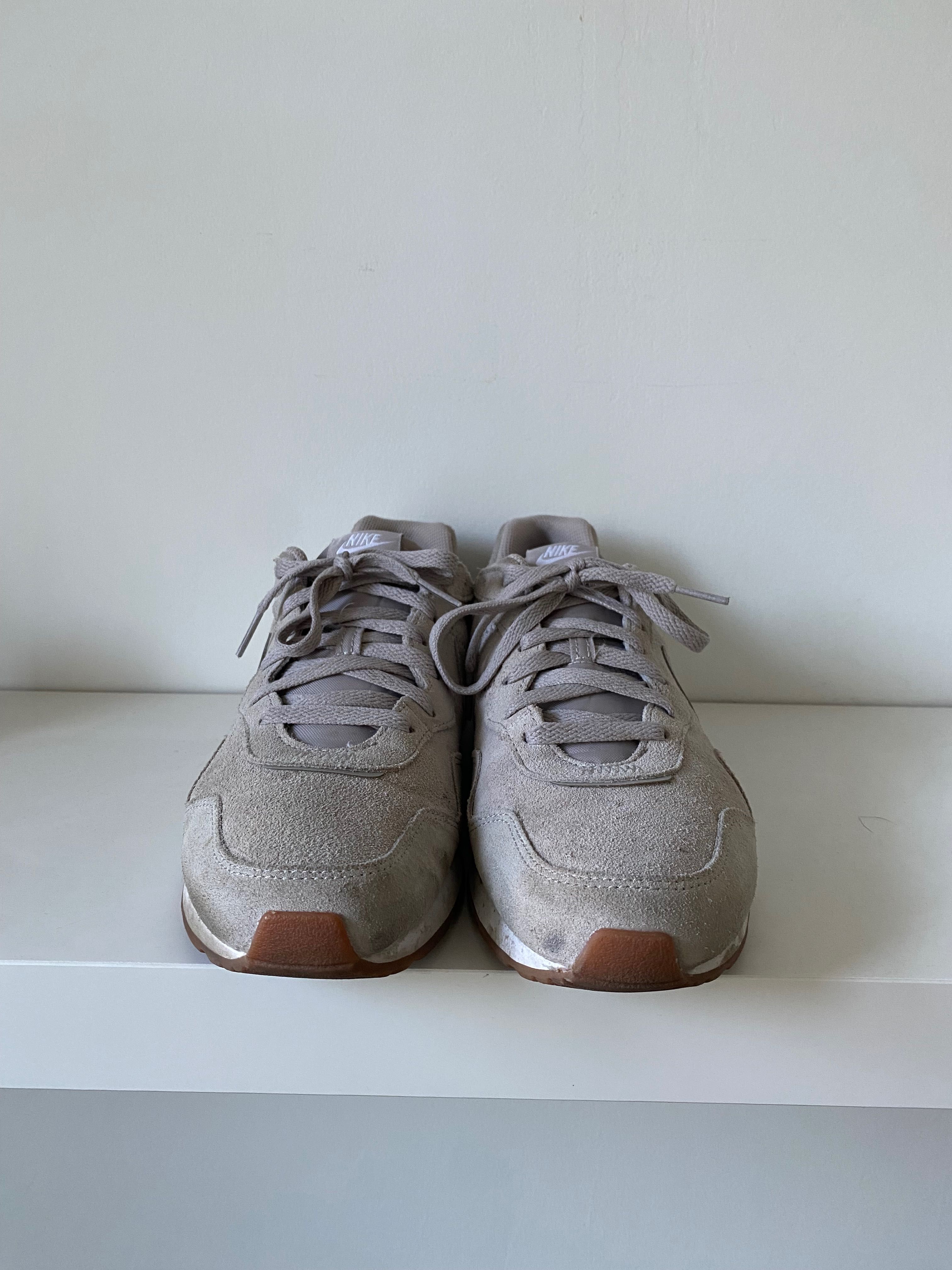 Кросівки Nike Venture Runner, бежева замша, розмір 44