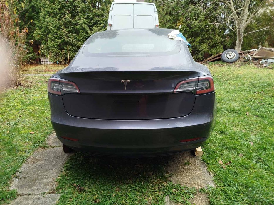 Tesla model 3 розмитнена у Львові