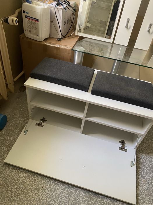 Szafka na przedpokoj z wieszkami i lustrem