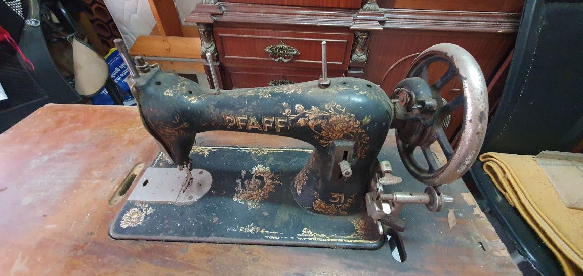 Velharia máquina de costura centenária
