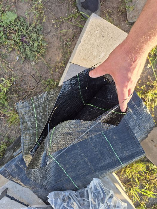 Agrotkanina około 40m x 0.8m plus kotwy