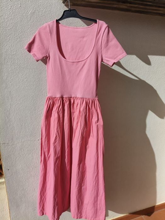Vestido rosa midi da Stradivarius