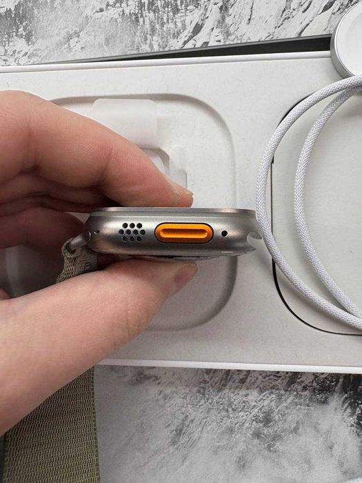 Apple Watch Ultra 49mm Titanium колір ремінця треба уточнювати