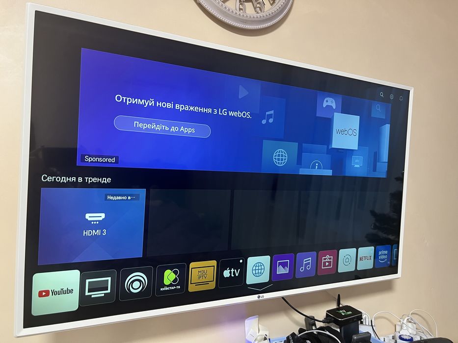 Smart телевізор LG 49” білий