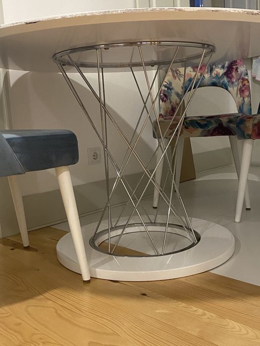 Mesa redonda com cadeiras