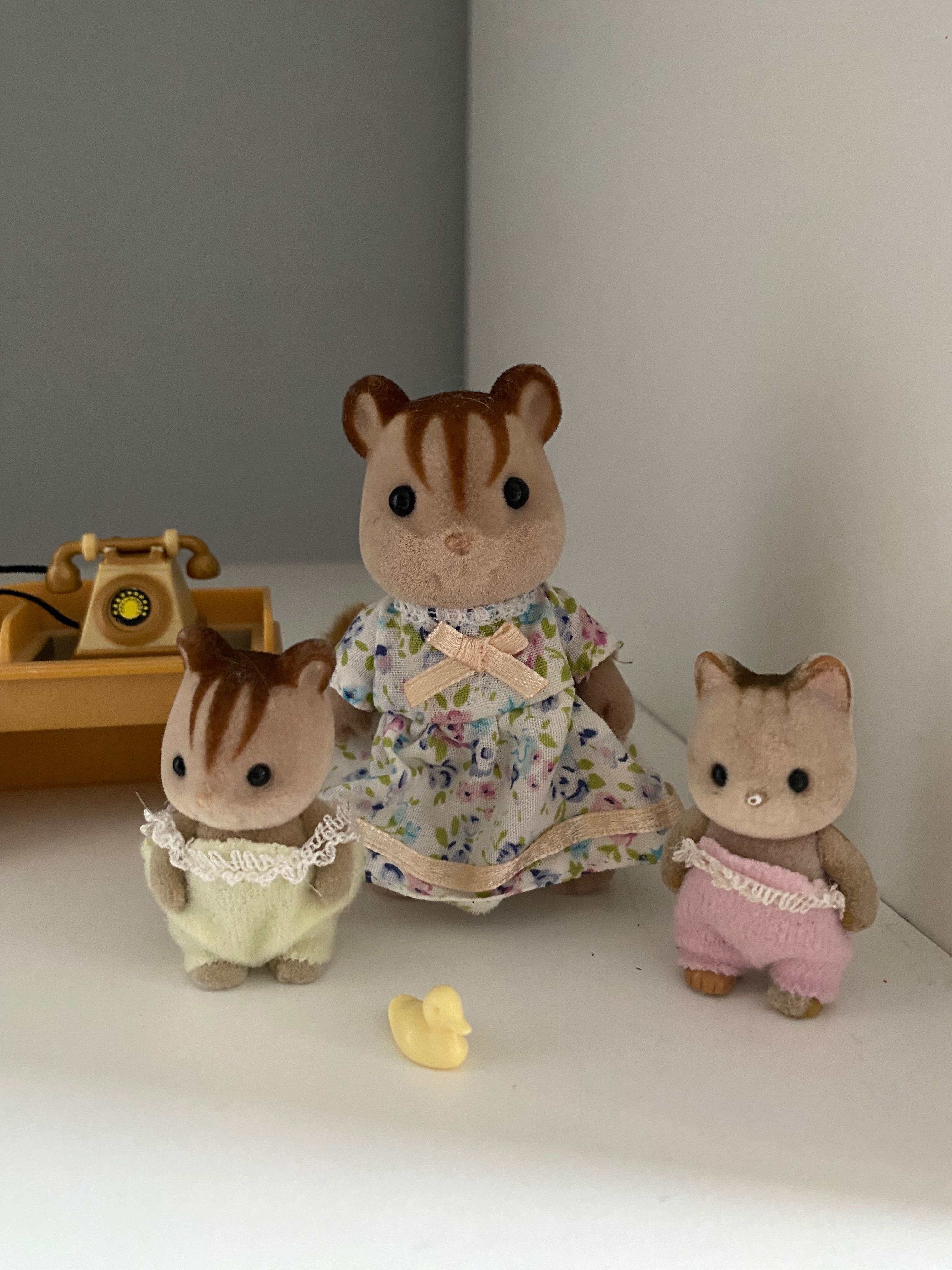 Sylvanian families zestaw wiewiórki  kotek telefon wysepka