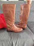 Botins em pele..
