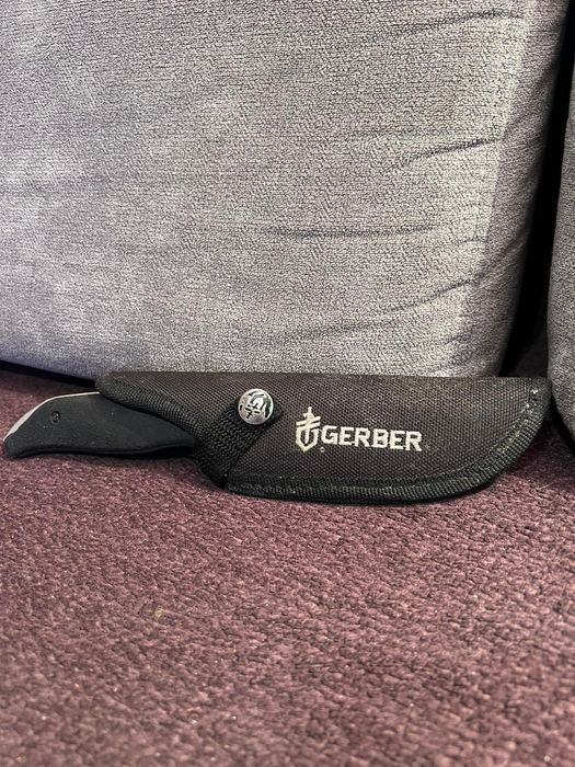 Nóż Gerber wraz z pokrowcem