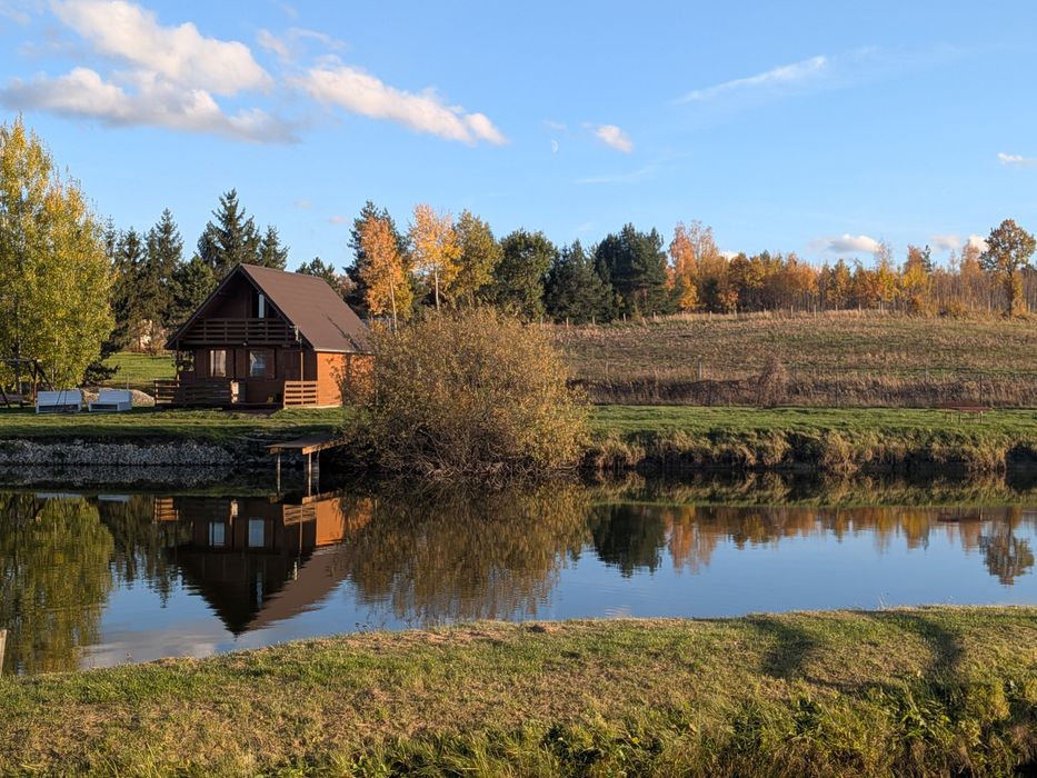 Chatka Nad Stawami –  domek nad wodą, wśród łąk gór, stawów i lasów,