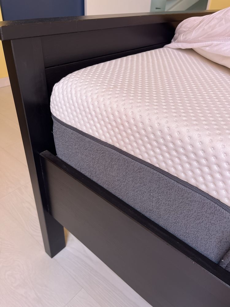 Estrutura de cama HEMNES + colchões EMMA