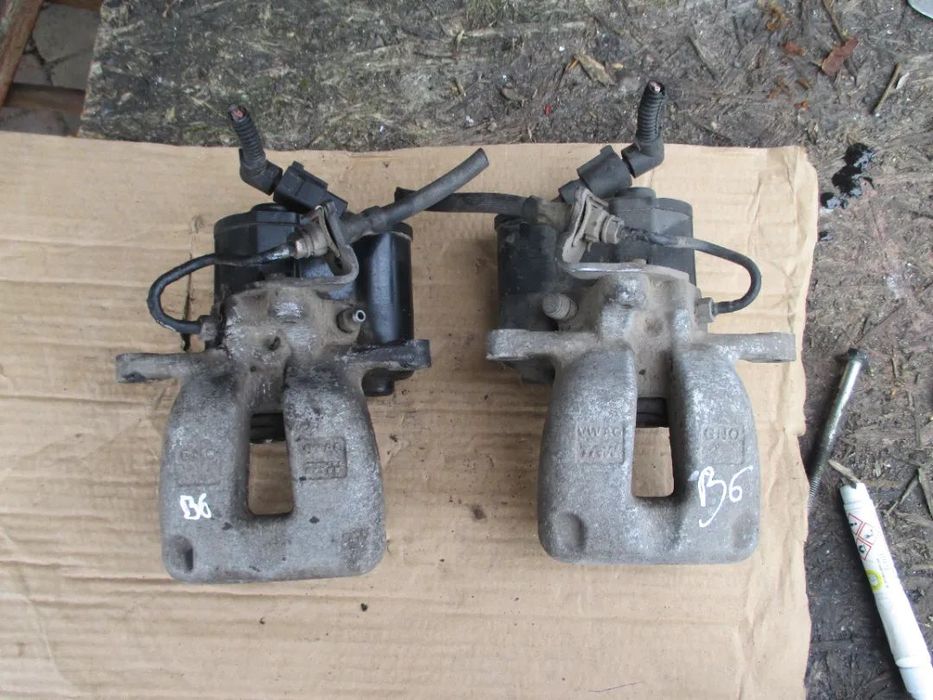 Zacisk HAMULCOWY tył elektryczny passat B6