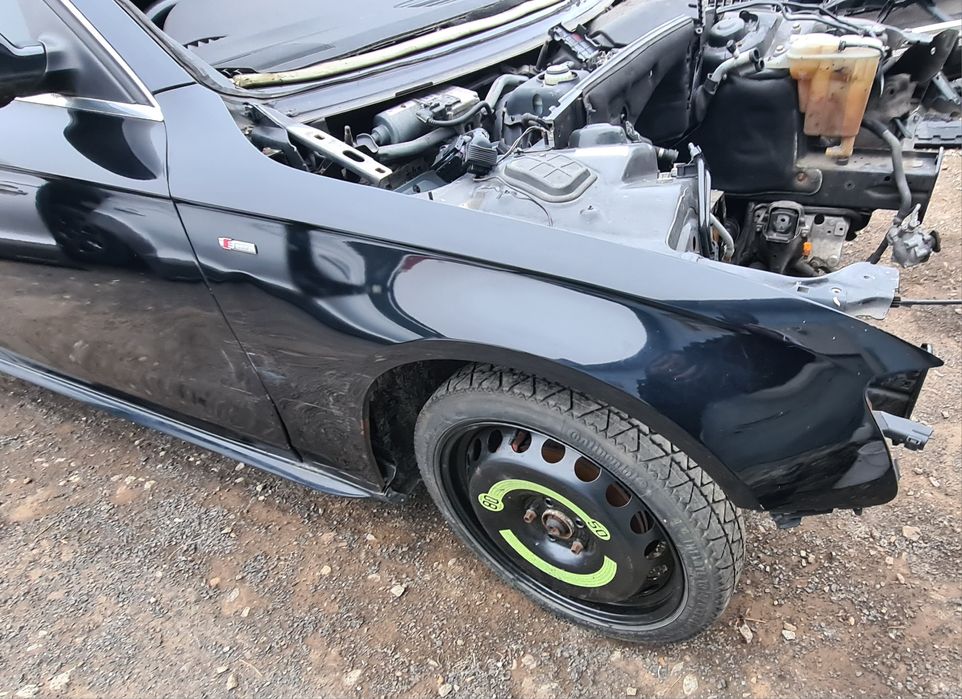 PRAWY BŁOTNIK przedni czarny przód AUDI A4 B8 2009r LZ9Y