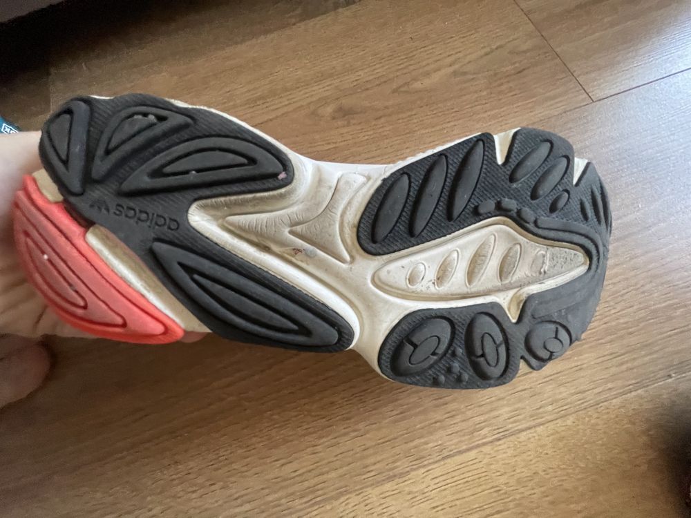 Кросівки жіночі Adidas в хорошому стані, 39 р