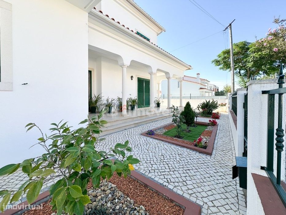 Moradia T5 com jardim e garagem, situada na urbanização do Bonito.