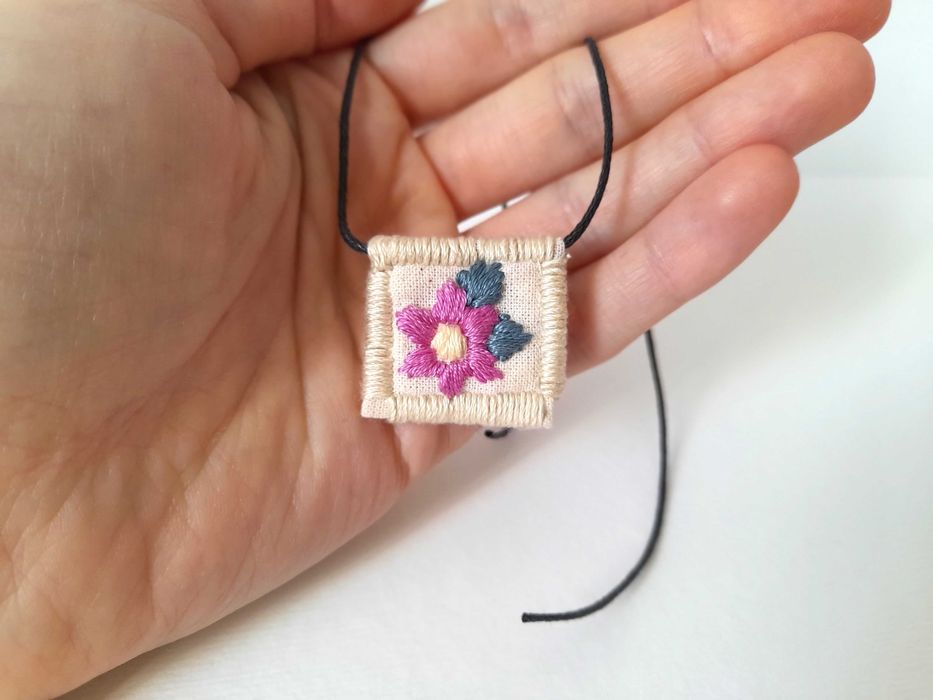 Pulseira bordada à mão, talismã floral com flor fúcsia e azul-petróleo