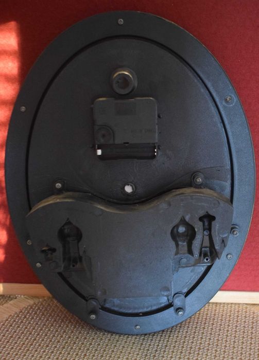 Zegar ozdobny , ścienny , kwarcowy .