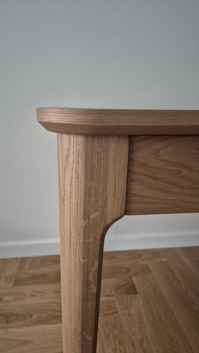 Stylowy stół do jadalni lub salonu