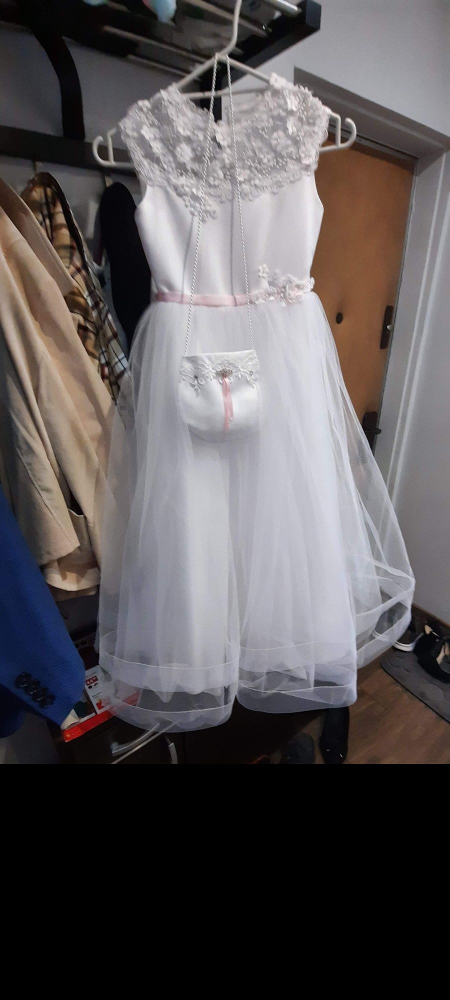 Sukienka komunijna 
Pachy: 66 cm
Sprzedam sukienkę komunijną ..czystą