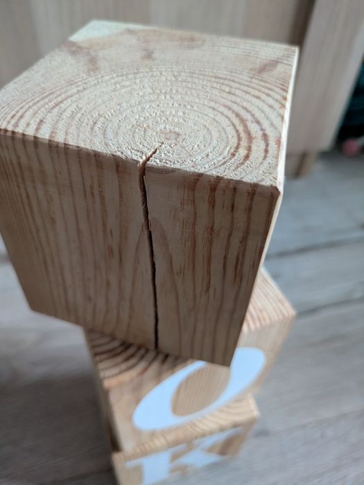 Duże kostki drewniane z napisem rok