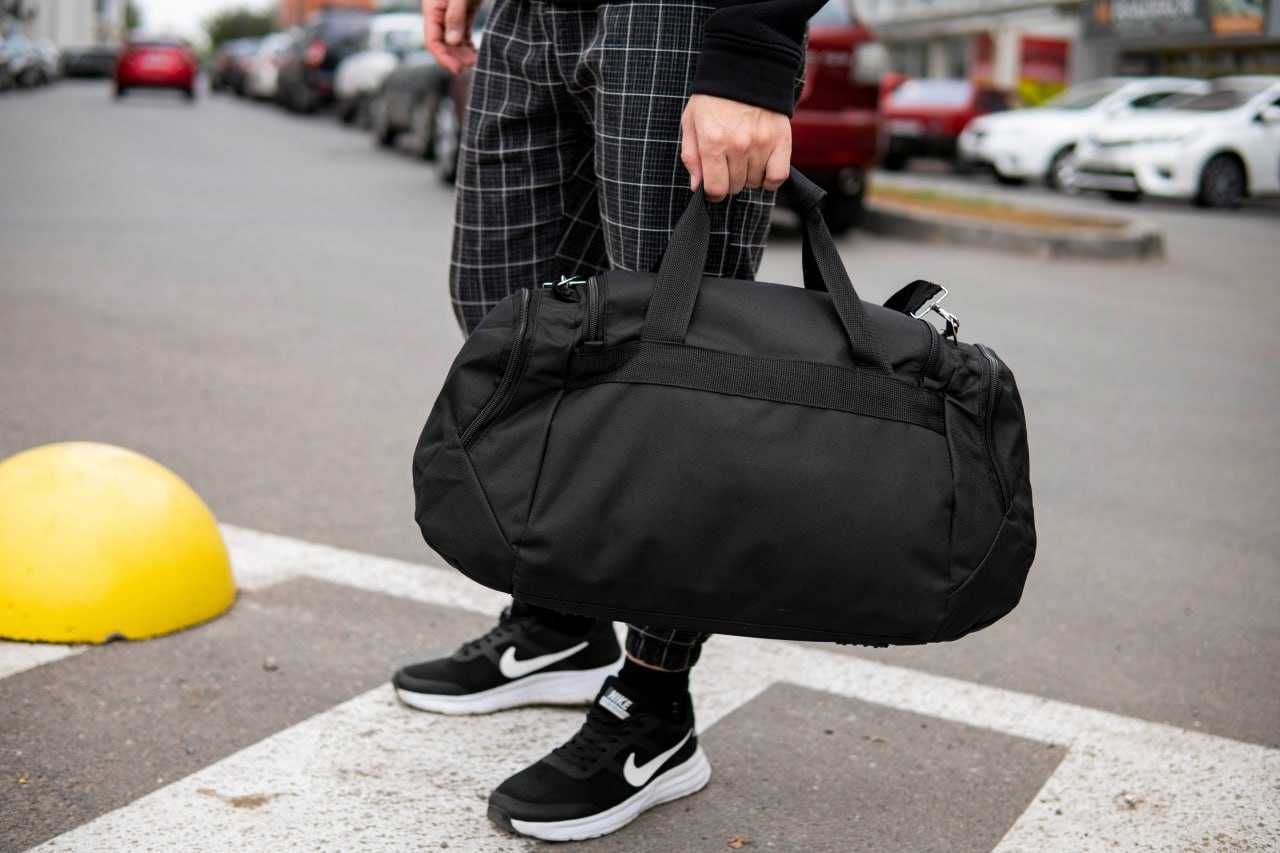 Чорна чоловіча спортивна сумка NIKE Sol для тренерувань 36л