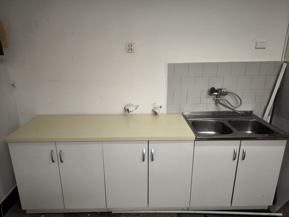 trzy szafki ze zlewozmywakiem podwójnym wys 86 gł 58 dł 240cm