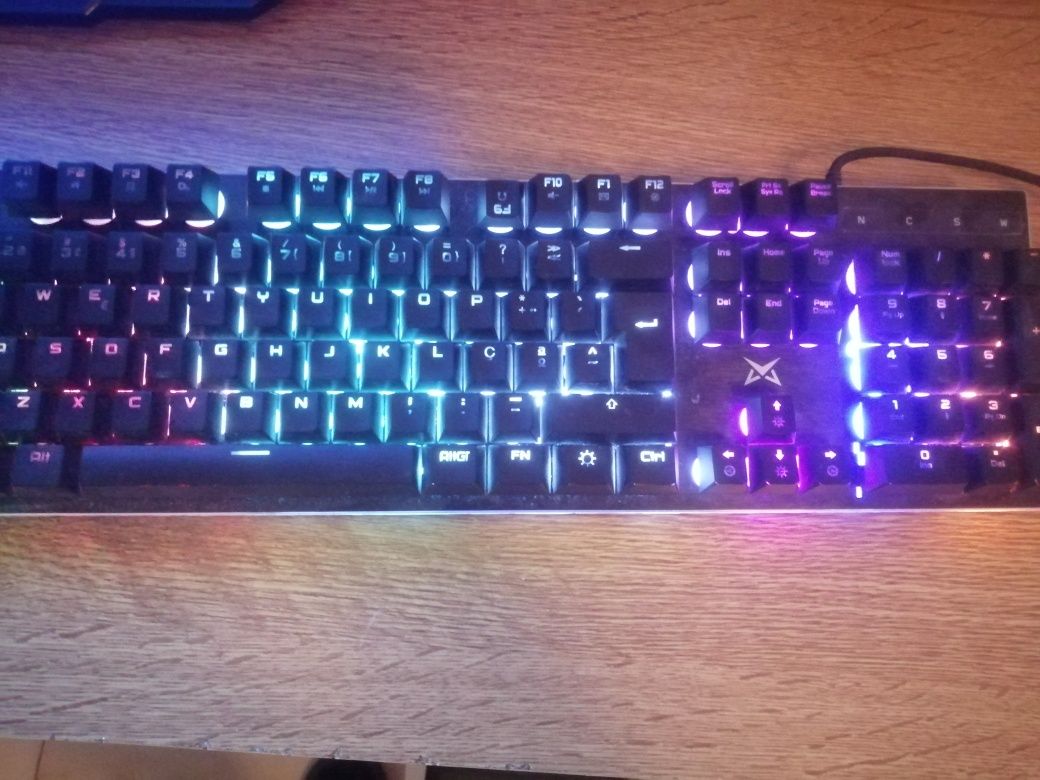 Teclado semi mecânico como novo