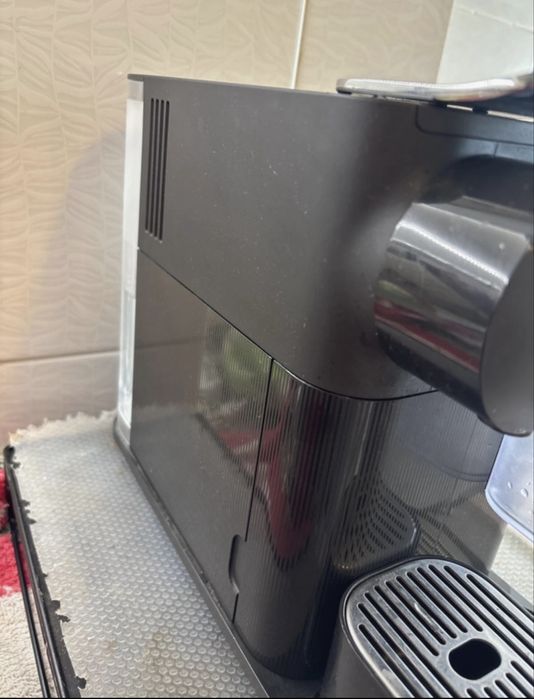 Máquina de Café Delonghi Nespresso Lattissima One Evo Preta