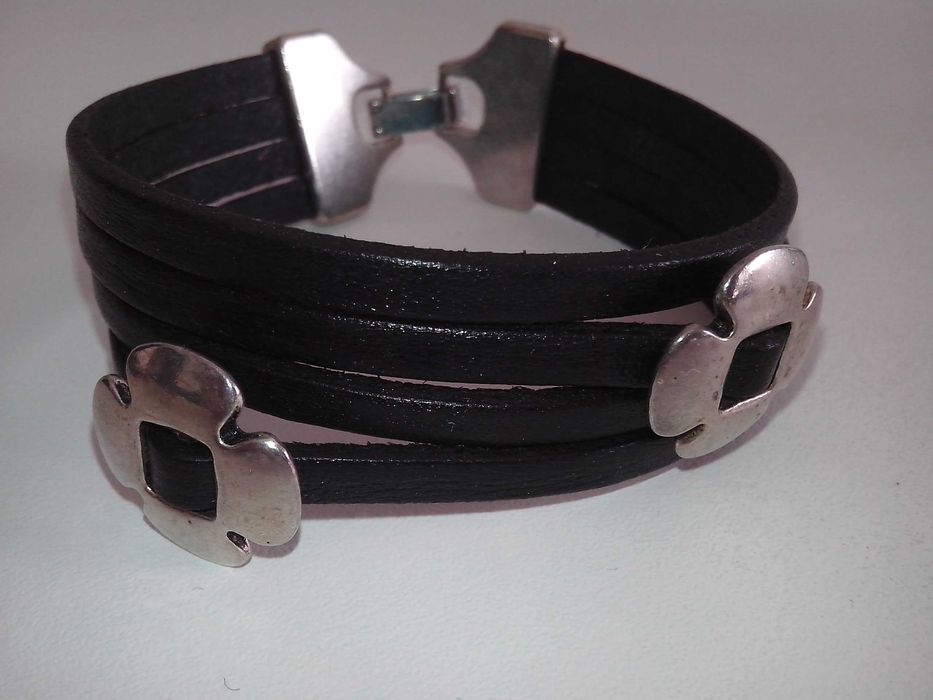 Pulseira de cabedal preta. Nova.